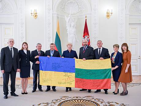 Dalia Grybauskaite presented with three-meter flag of Ukraine
