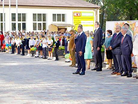 В Авдеевке открылась реконструированная с помощью Литвы опорная школа №2