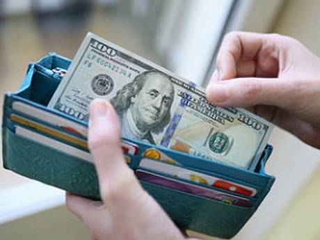 Украинцы продают долларовые запасы, потому беднеют, а не из-за стабильности